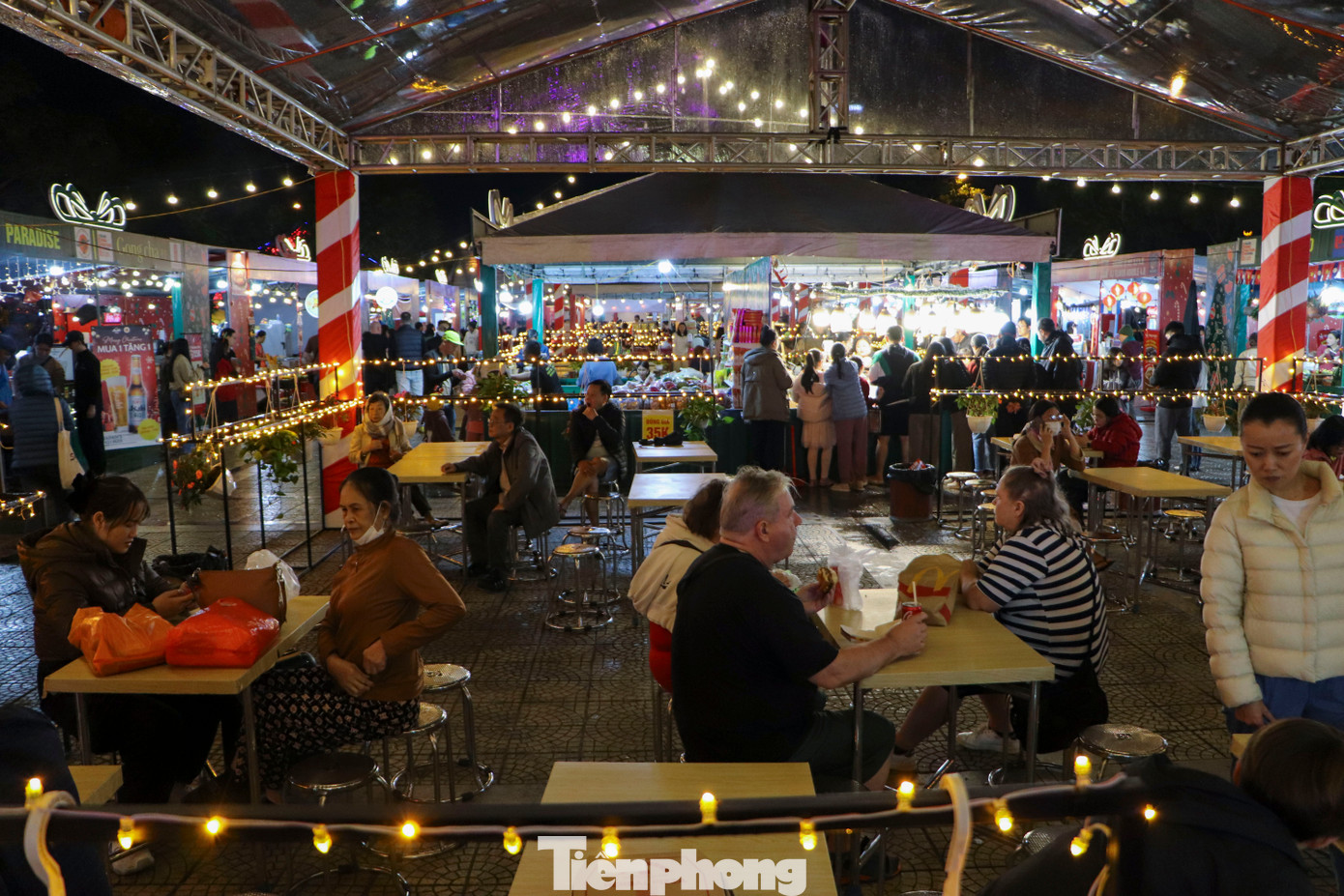 Nhiều khách Tây hào hứng trải nghiệm đồ ăn ngay trên đường phố Đà Nẵng.