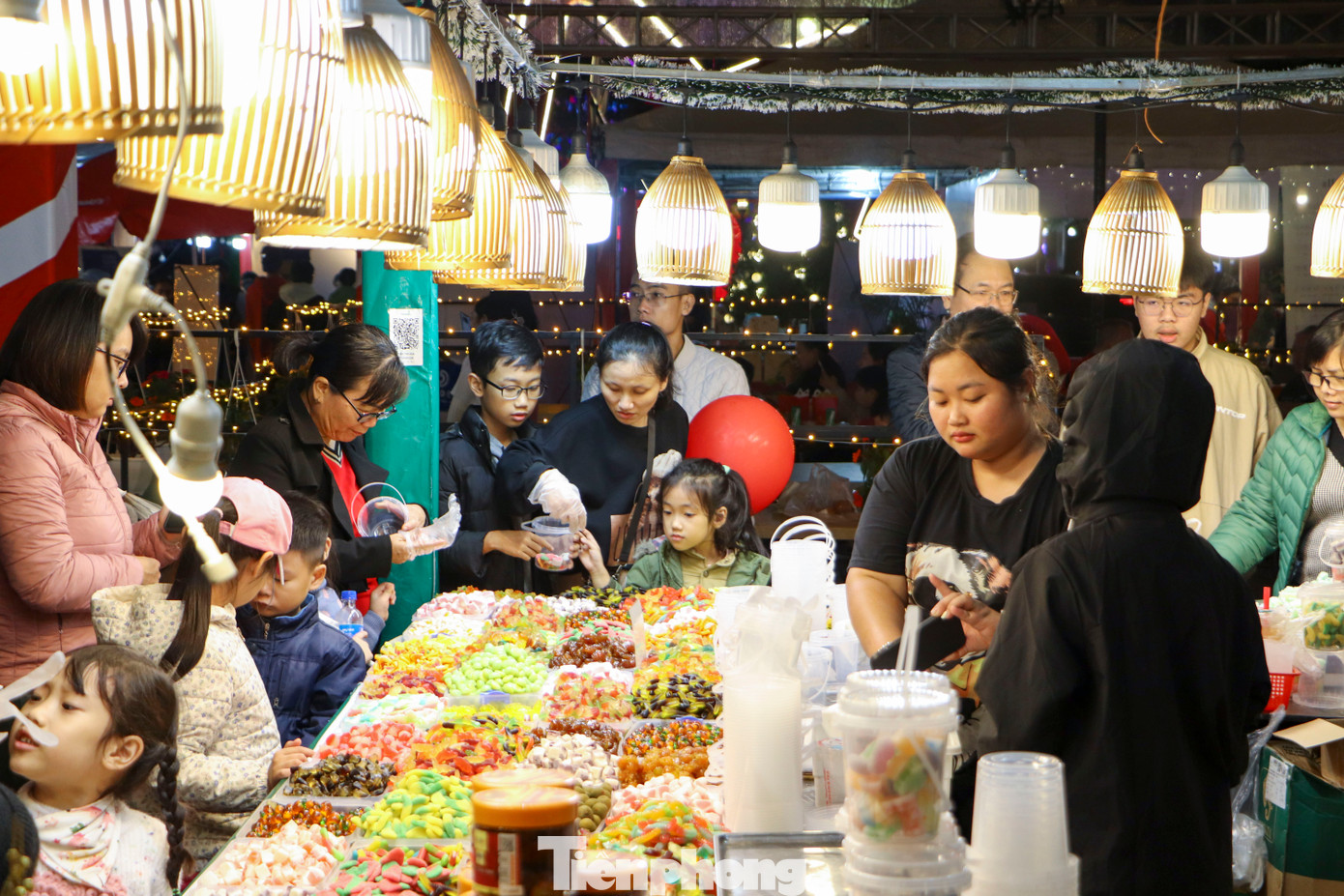 Rất nhiều món ăn được bài trí bắt mắt khiến du khách phải trầm trồ. Nhiều người tỏ ra thích thú khi thử các món ăn được chế biến ngay tại chỗ.