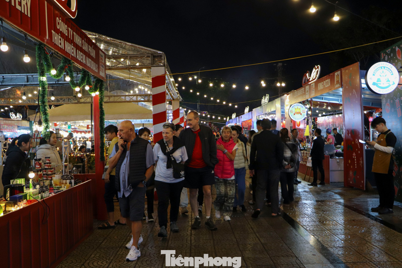 Lễ hội đón Giáng sinh - Chào năm mới Đà Nẵng 2025 không chỉ tạo ra một không gian lễ hội vui tươi, ấm áp, mà còn là cơ hội tuyệt vời để du khách thưởng thức những hương vị ẩm thực phong phú và hòa mình vào không khí náo nhiệt của mùa Giáng sinh.