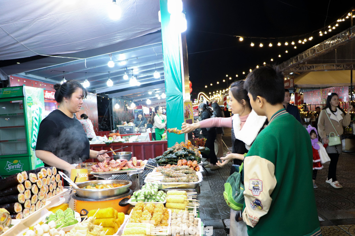 Rất nhiều món ăn được bài trí bắt mắt khiến du khách phải trầm trồ. Nhiều người tỏ ra thích thú khi thử các món ăn được chế biến ngay tại chỗ.