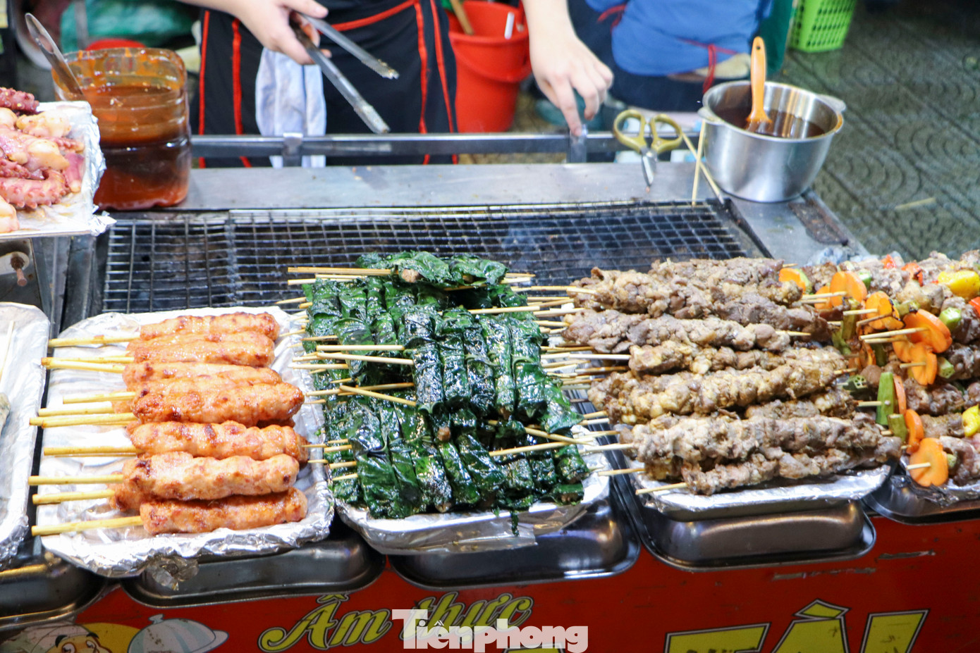 Các gian hàng ẩm thực đặc trưng bày bán những món ăn hấp dẫn, phong phú.