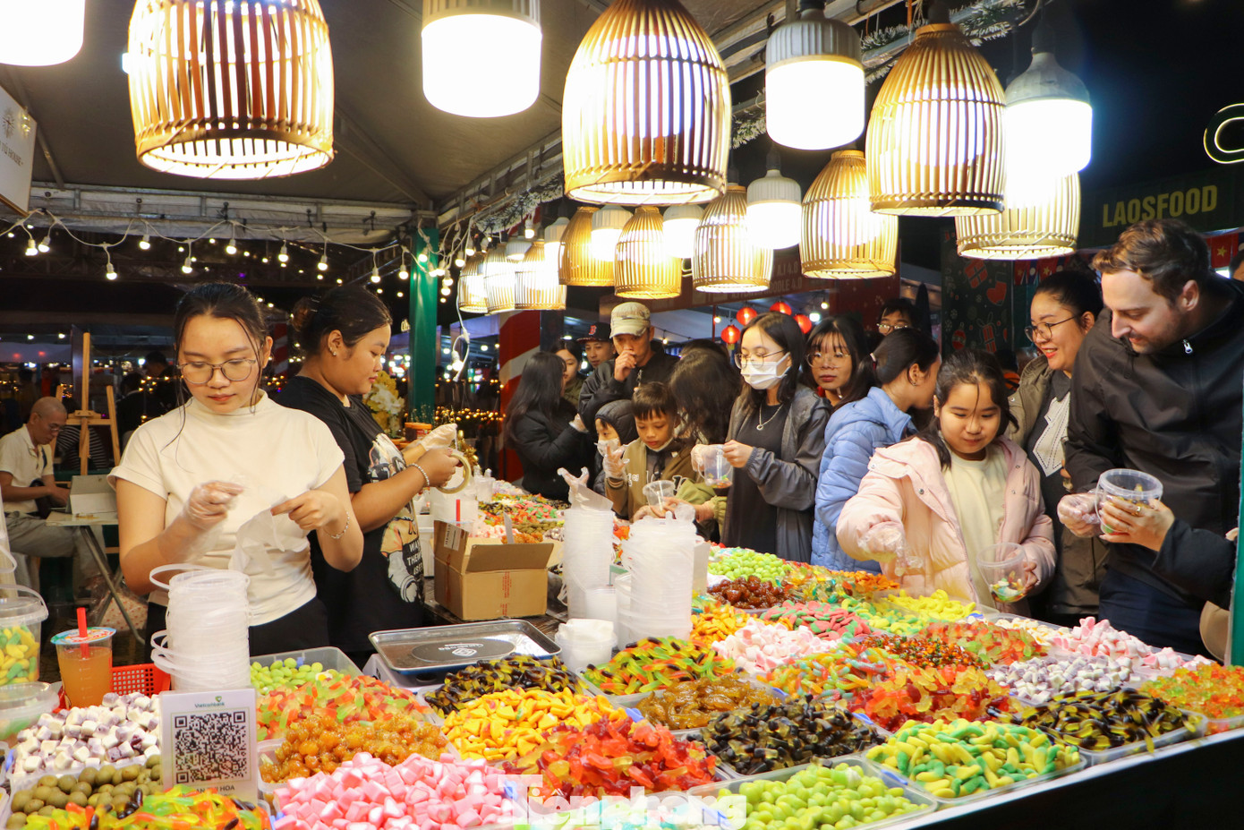 Với hơn 100 món ăn đặc trưng từ khắp các vùng miền, nhiều du khách có cơ hội thưởng thức những hương vị độc đáo và đầy hấp dẫn.