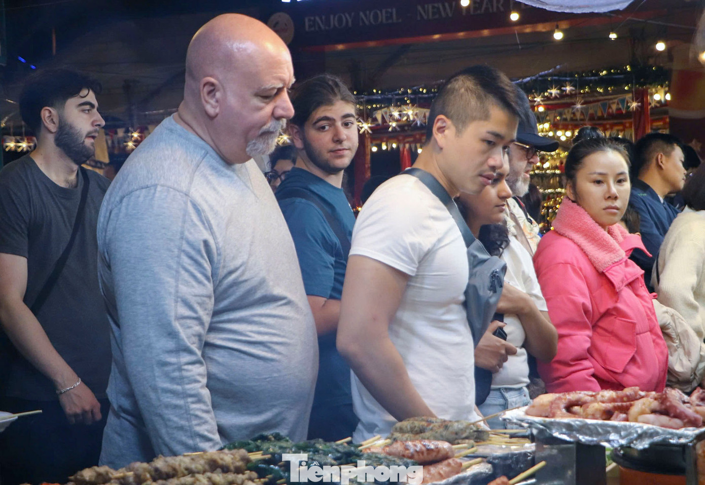 Nhiều khách Tây hào hứng trải nghiệm đồ ăn ngay trên đường phố Đà Nẵng.