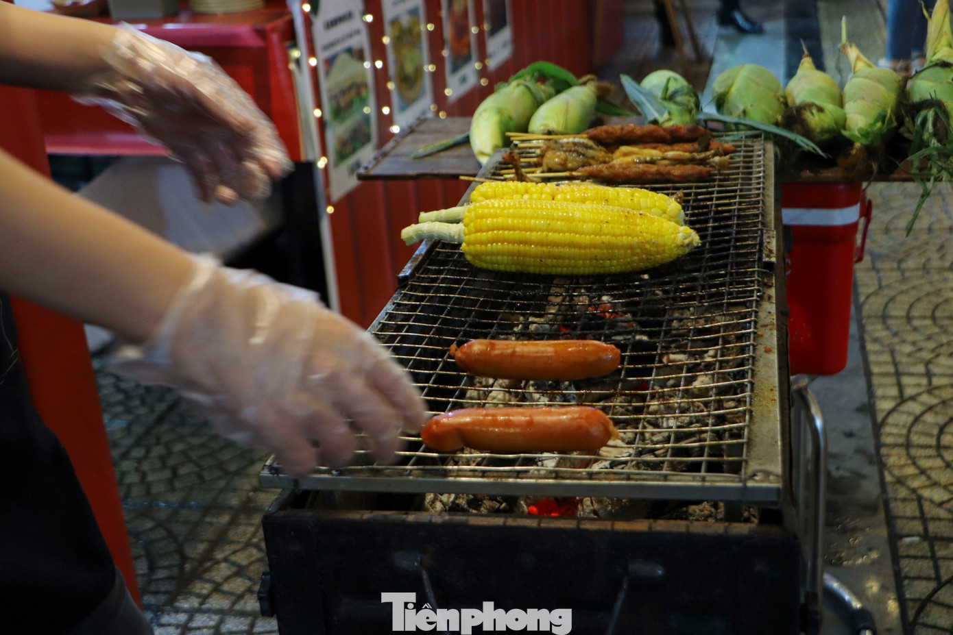 Các gian hàng ẩm thực đặc trưng bày bán những món ăn hấp dẫn, phong phú.