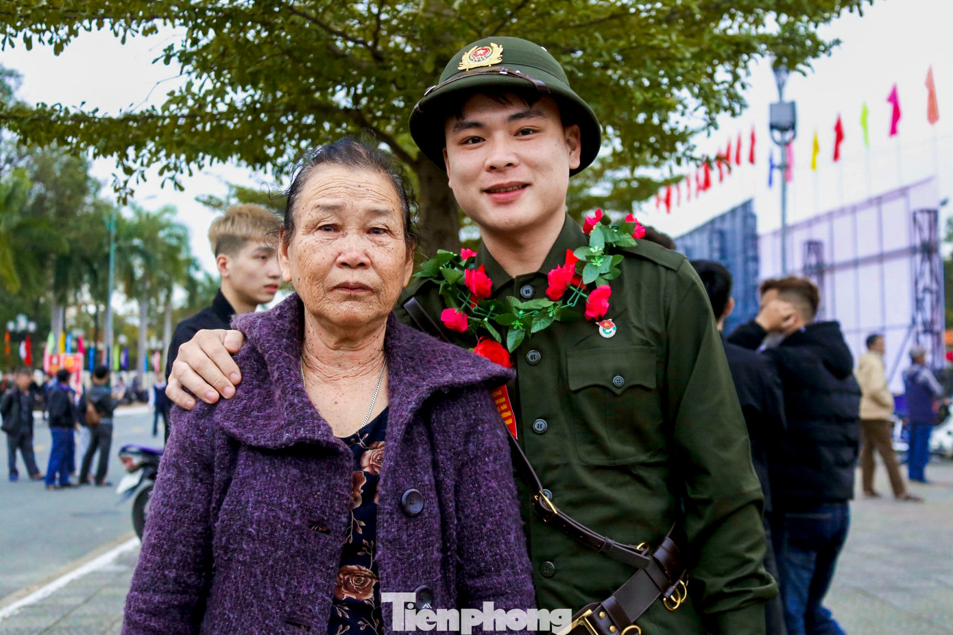 Người thân bạn bè tự hào, xúc động đến chào tạm biệt người thân yêu chuẩn bị lên đường nhập ngũ.