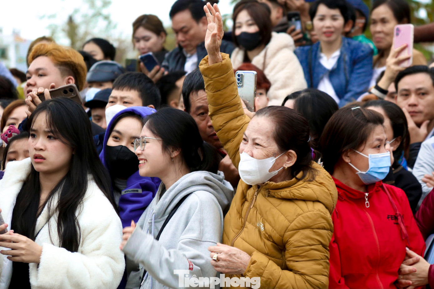 Người thân bạn bè tự hào, xúc động đến chào tạm biệt người thân yêu chuẩn bị lên đường nhập ngũ.