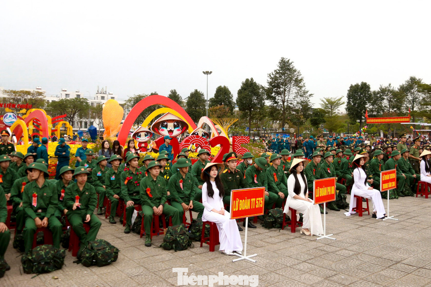 Sáng 13/2, tại các điểm giao nhận quân trên địa bàn TP. Đà Nẵng, trong không khí trang nghiêm, hàng nghìn thanh niên nô nức lên đường nhập ngũ.