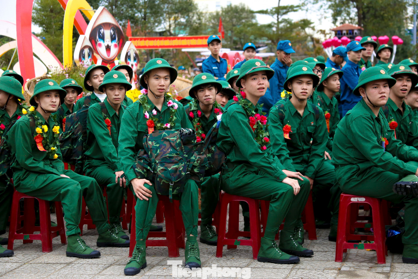 Các bạn trẻ tươi cười chào tạm biệt gia đình, bạn bè để lên đường thực hiện nghĩa vụ, đóng góp sức trẻ của mình cho đất nước.