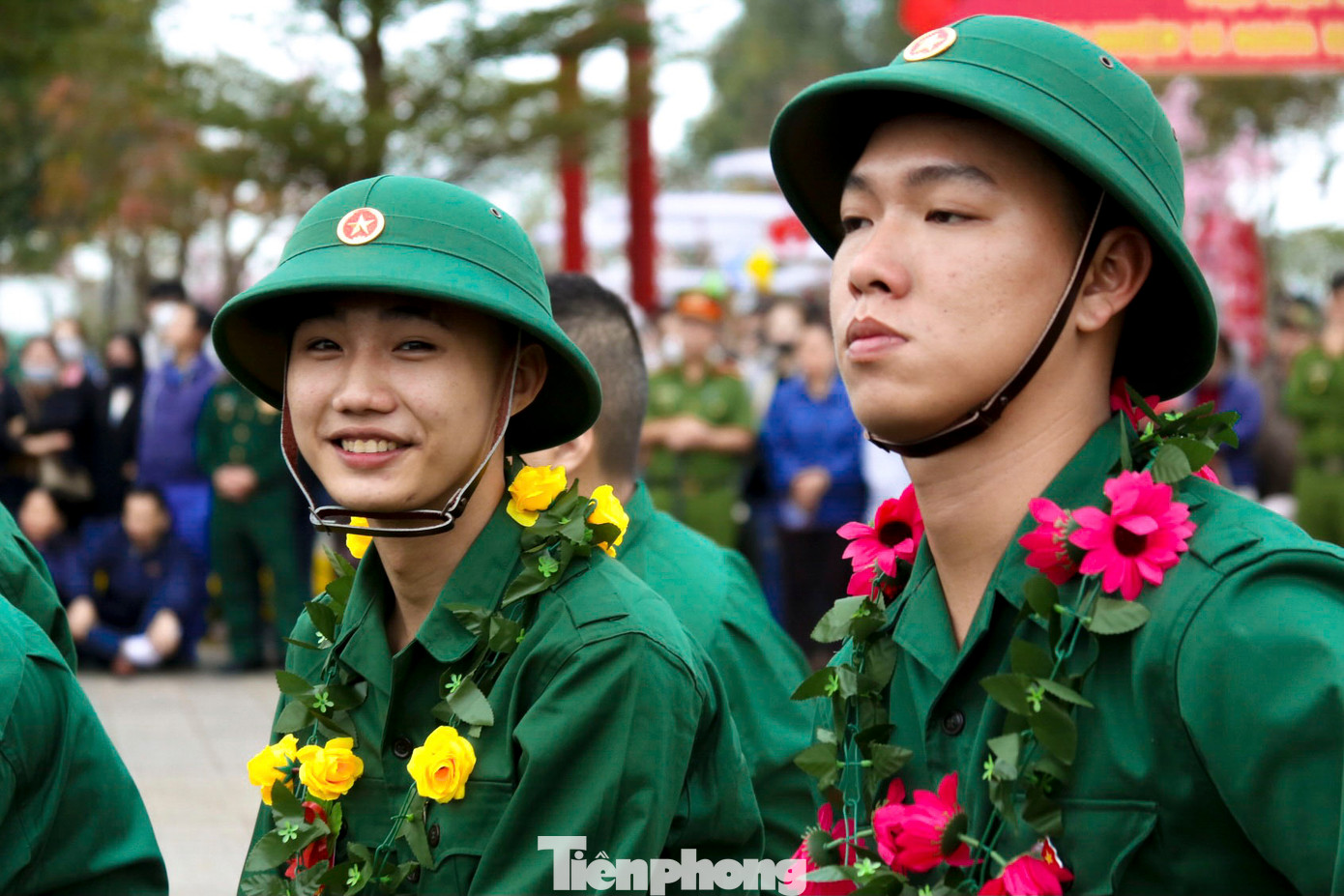 Các bạn trẻ tươi cười chào tạm biệt gia đình, bạn bè để lên đường thực hiện nghĩa vụ, đóng góp sức trẻ của mình cho đất nước.