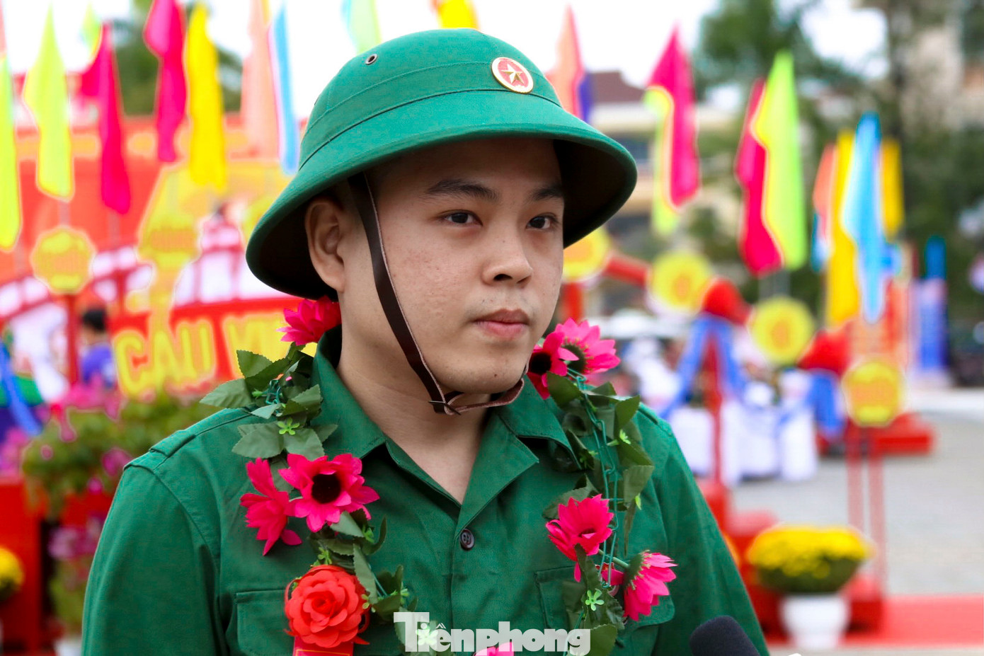 Tân binh Lê Trung Hiếu (trú phường Hòa Minh, quận Liên Chiểu) chia sẻ: "Tôi cảm thấy rất hãnh diện khi được khoác lên mình bộ quân phục. Đây là cơ hội lớn để tôi rèn luyện bản thân, học hỏi nhiều điều mới mẻ và cống hiến cho đất nước. Dù khó khăn có thể sẽ đến, tôi vẫn quyết tâm hoàn thành nhiệm vụ".