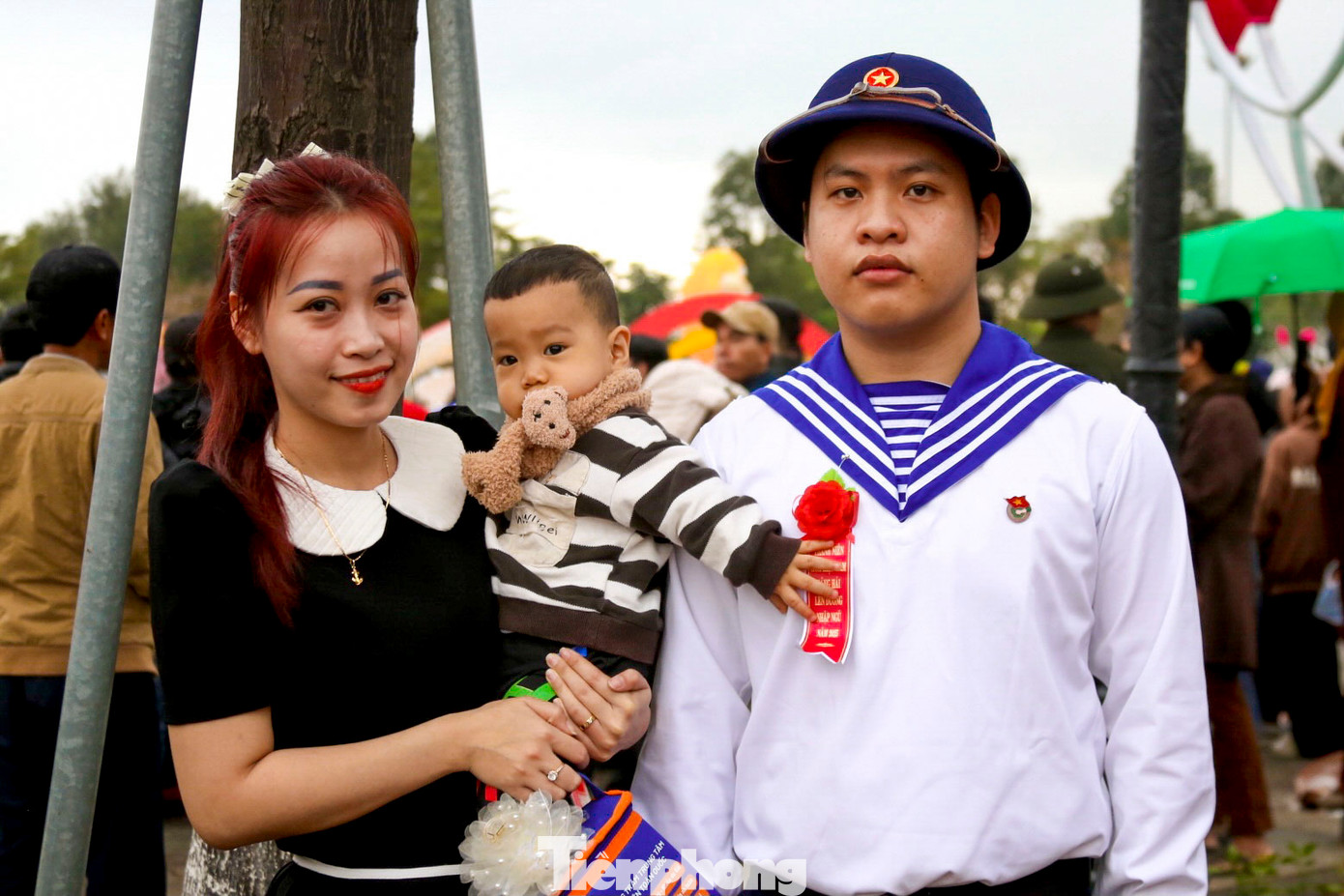 Người thân bạn bè tự hào, xúc động đến chào tạm biệt người thân yêu chuẩn bị lên đường nhập ngũ.