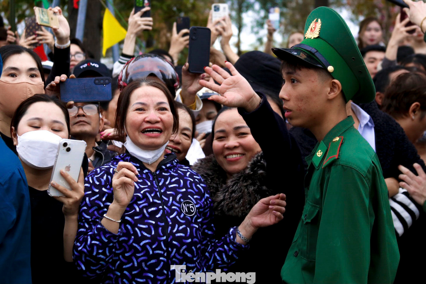 Người thân bạn bè tự hào, xúc động đến chào tạm biệt người thân yêu chuẩn bị lên đường nhập ngũ.