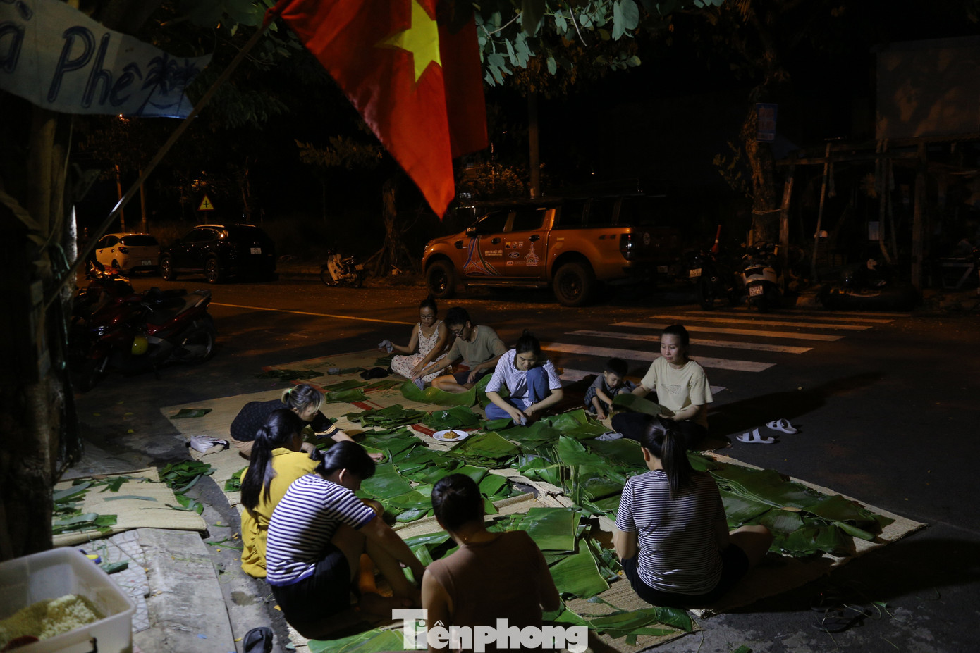 Xuyên đêm gói bánh gửi ra miền Bắc.