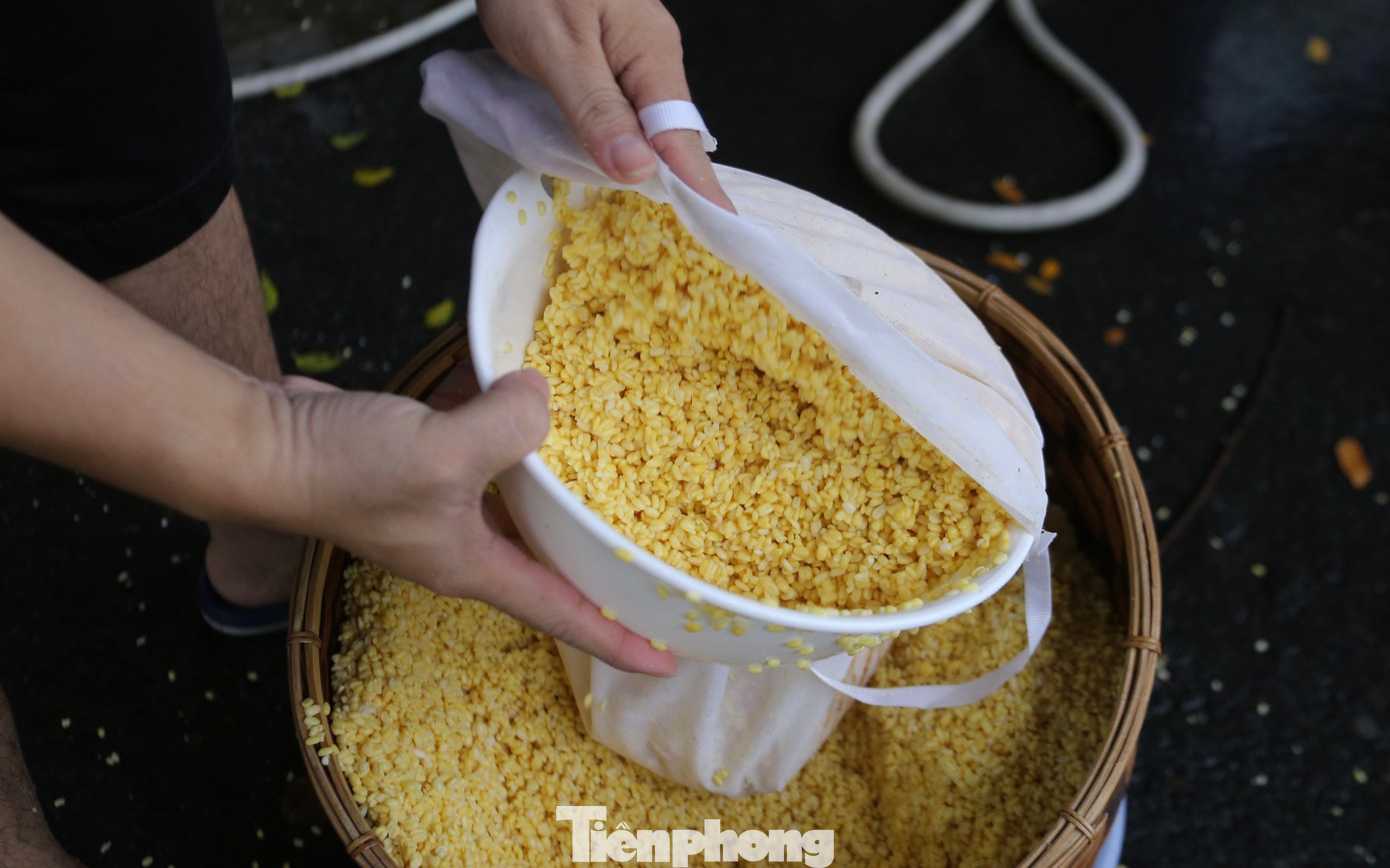 Nếp, nhân đậu được chuẩn bị rất kỹ càng, sạch sẽ trước khi đưa vào hấp chín.