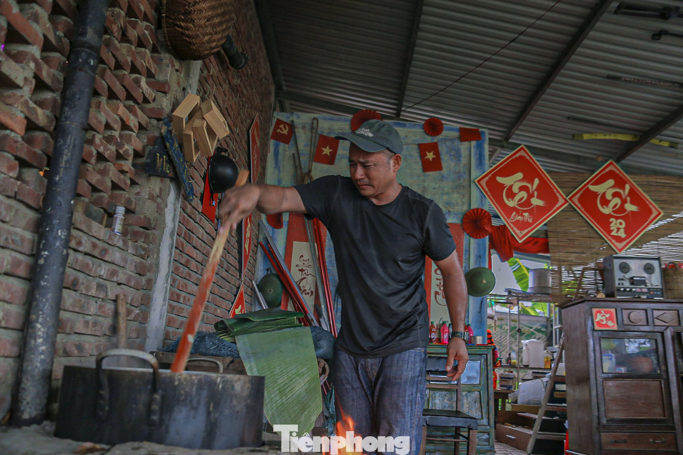 Mỗi người mỗi việc góp công sức vào từng công đoạn.