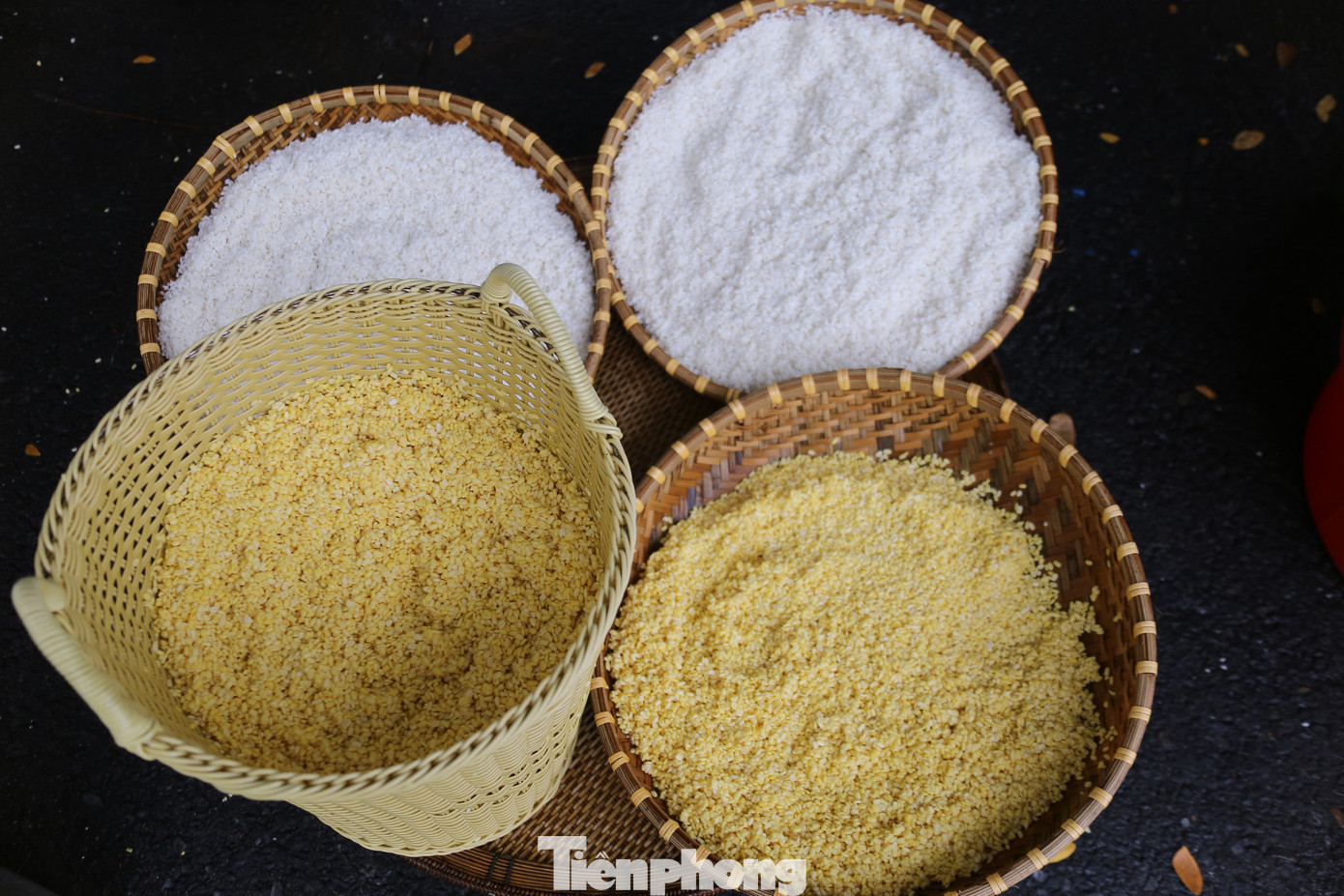 Nếp, nhân đậu được chuẩn bị rất kỹ càng, sạch sẽ trước khi đưa vào hấp chín.