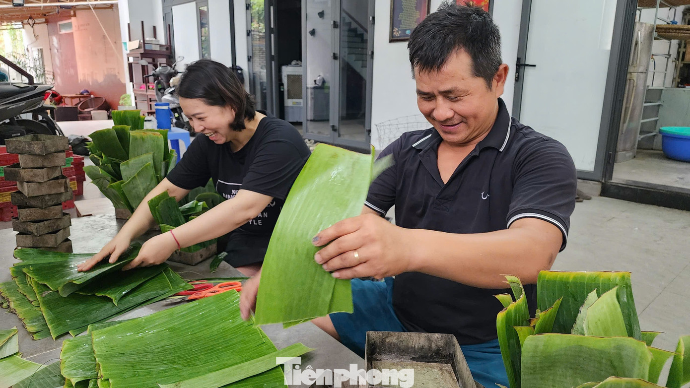 Tại cơ sở nấu bánh chưng truyền thống của anh Nguyễn Quang Nhật (quận Sơn Trà) những ngày này cũng đang tấp nập người cùng nhau hỗ trợ gói bánh chưng để gửi ra miền Bắc.