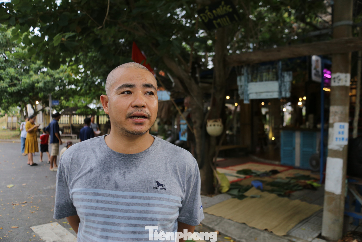 Anh Nguyễn Thành Long (trú quận Ngũ Hành Sơn) cùng nhóm thiện nguyện hối hả chẻ lạt, vuốt nếp, làm nhân bánh... để gói những mẻ bánh chưng. "Tôi cùng cả nhóm lên ý tưởng, ai có gì góp nấy, mỗi người mỗi tay, mỗi việc để nhanh chóng có bánh gửi ra người dân đang chịu bão lũ ở miền Bắc. Cả nước đang hướng về miền Bắc nên chúng tôi cũng muốn góp một ít công sức của mình mong người dân trong vùng lũ sớm vượt qua khó khăn trong lúc này", anh Long cho biết.