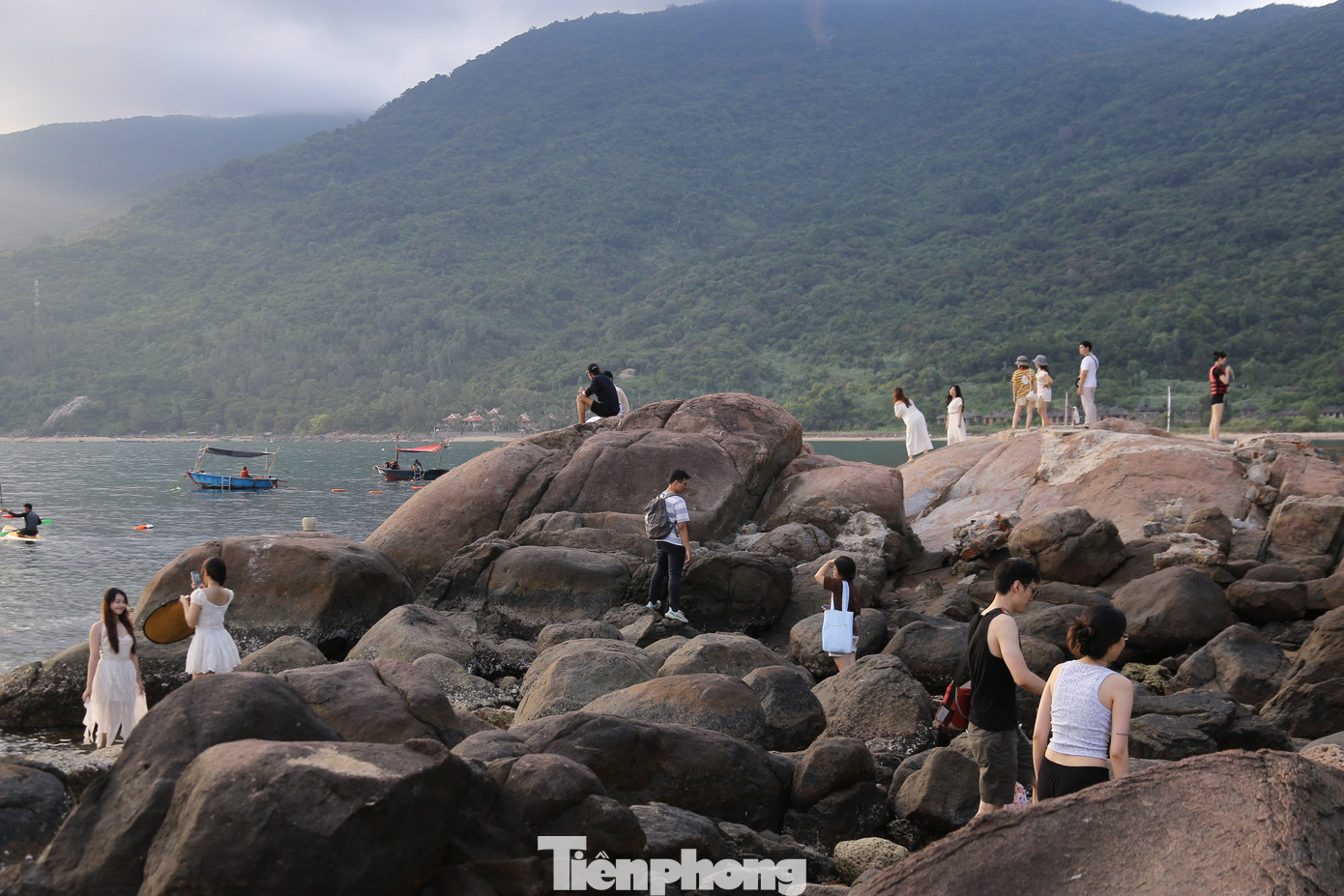 Với thời tiết nóng nực, bãi đá Mũi Nghê là địa điểm tránh nóng lý tưởng của giới trẻ trong mùa hè này.