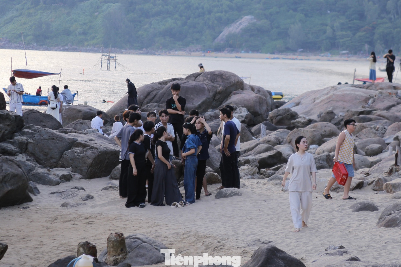 Từ đầu giờ chiều, hàng trăm bạn trẻ đã kéo nhau lên bãi đá Mũi Nghê (quận Sơn Trà) vui chơi, chụp hình, hóng mát và tận hưởng không khí trong lành.