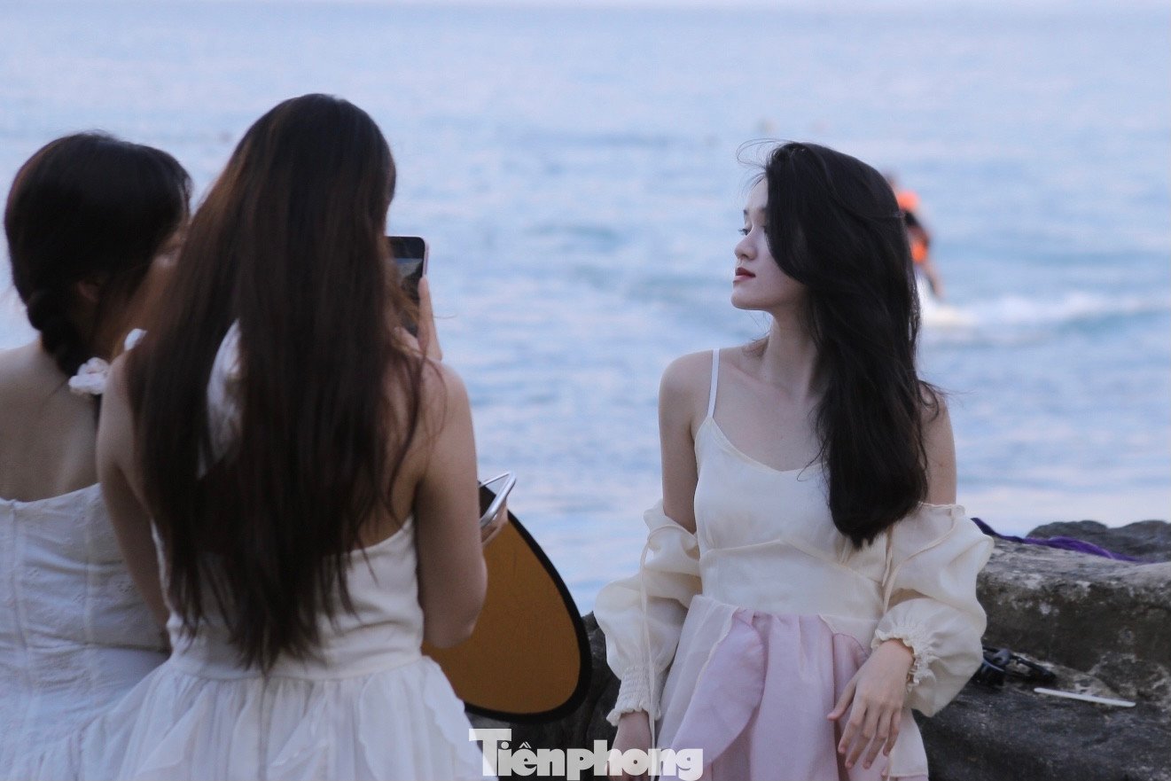 Các bạn trẻ check-in trên những bãi đá tuyệt đẹp.