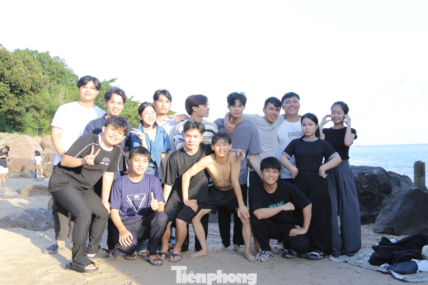 Bạn Dương Quang Dũng (trú quận Thanh Khê) cùng nhóm bạn đến từ rất sớm, chọn chỗ ngồi lý tưởng và cùng nhau tắm mát, ngắm hoàng hôn cuối chiều. “Nhóm em biết đến địa điểm này nhờ những review trên mạng xã hội nên đã tìm đến. Thật sự khung cảnh nơi đây rất hoang sơ và đẹp mắt, được tắm trong dòng suối mát lạnh và ngắm hoàng hôn vào cuối chiều thật là tuyệt vời”, Quang Dũng cho biết.