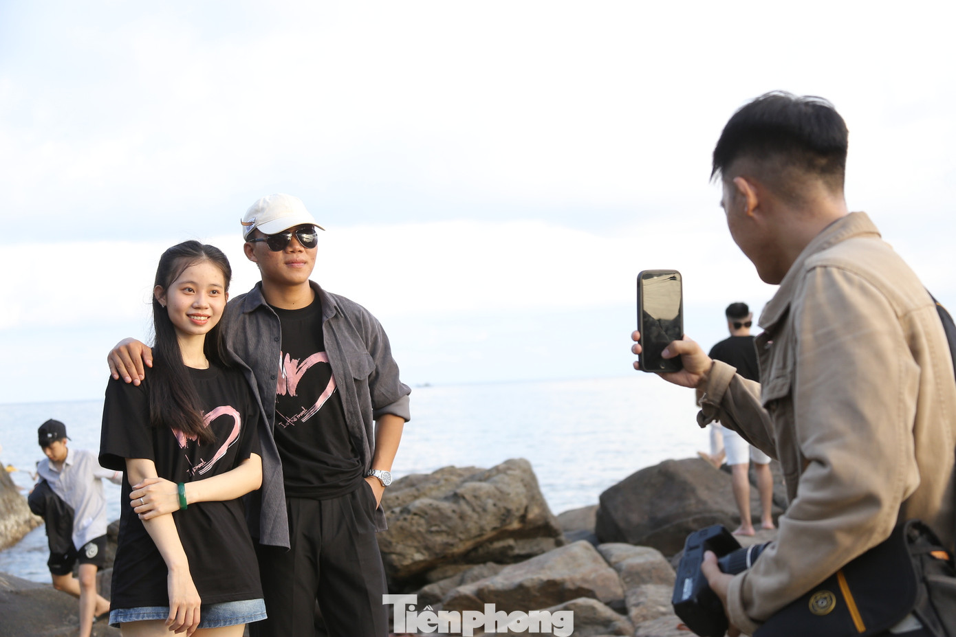 Các bạn trẻ check-in trên những bãi đá tuyệt đẹp.