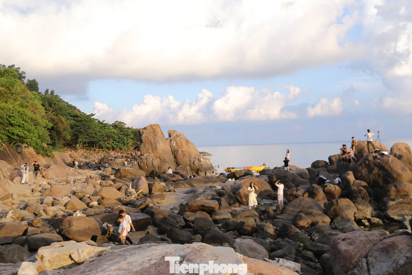 Mũi Nghê nằm ở phía đông của bán đảo Sơn Trà, Đà Nẵng, cách trung tâm thành phố khoảng 10 km. Đây là địa điểm khá nổi tiếng được rất nhiều bạn trẻ yêu thích đến để đón bình minh hay hoàng hôn vào dịp cuối tuần.