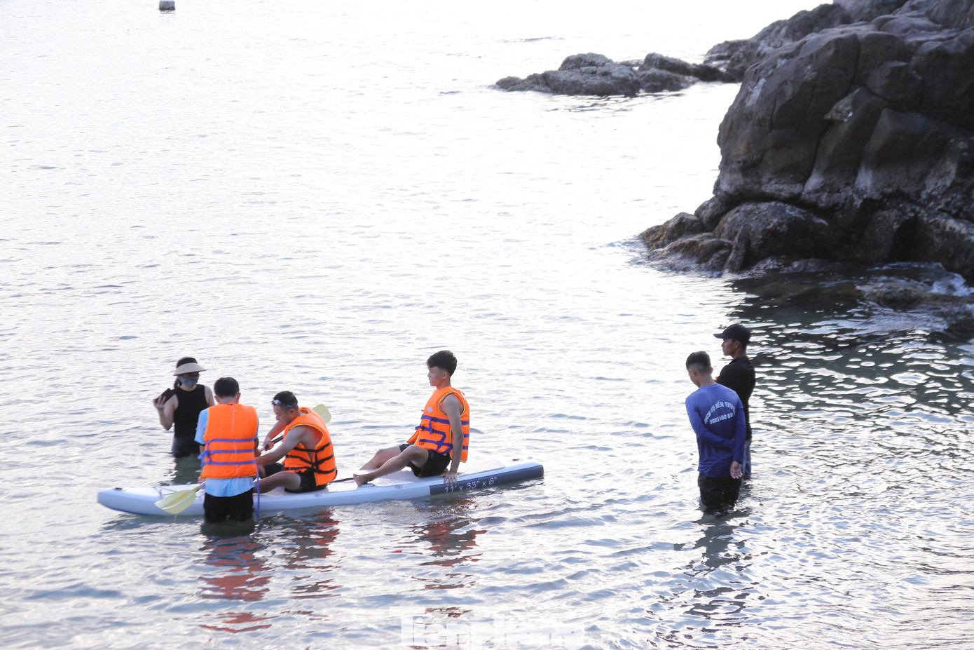 Nhiều bạn trẻ tụ tập vui chơi, ăn uống và chọn chèo sup để thư giãn, tắm mát. “Đây là lần đầu tiên em đến đây, thật sự ở đây rất đẹp. Tuy phải đi một đoạn đường khá xa để tới được bãi đá Mũi Nghê này nhưng em rất vui vì có thể chụp được những bức hình tuyệt vời, tận hưởng không khí trong lành và ngắm nhìn bầu trời thơ mộng nơi đây”, bạn Nguyễn Hoài My (trú quận Cẩm Lệ) cho hay.