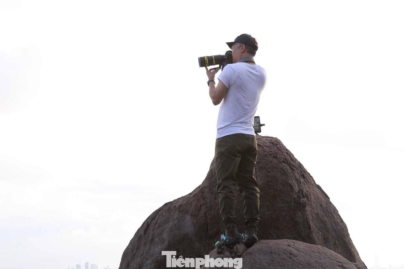 Các nhiếp ảnh gia cũng tìm đến để săn những bức hình hoàng hôn đẹp vào cuối chiều.