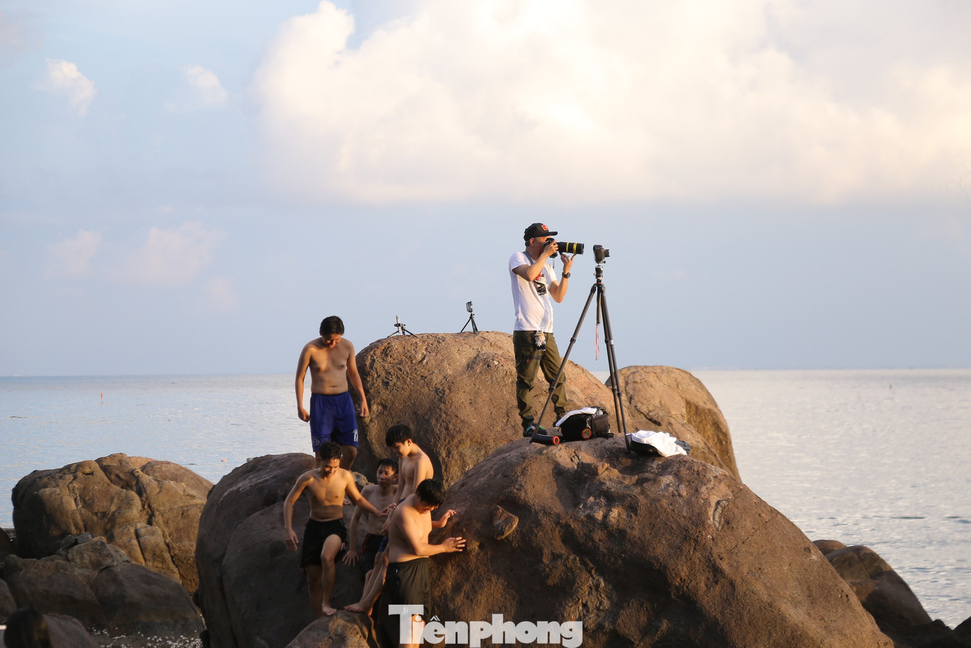 Các nhiếp ảnh gia cũng tìm đến để săn những bức hình hoàng hôn đẹp vào cuối chiều.