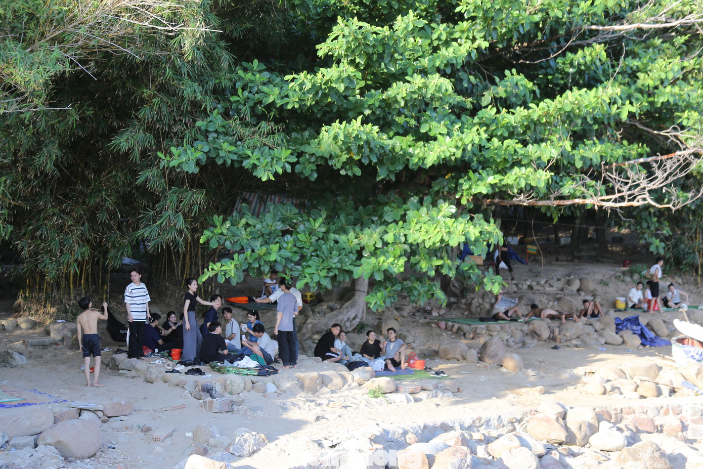 Nhiều bạn trẻ tụ tập vui chơi, ăn uống và chọn chèo sup để thư giãn, tắm mát. “Đây là lần đầu tiên em đến đây, thật sự ở đây rất đẹp. Tuy phải đi một đoạn đường khá xa để tới được bãi đá Mũi Nghê này nhưng em rất vui vì có thể chụp được những bức hình tuyệt vời, tận hưởng không khí trong lành và ngắm nhìn bầu trời thơ mộng nơi đây”, bạn Nguyễn Hoài My (trú quận Cẩm Lệ) cho hay.