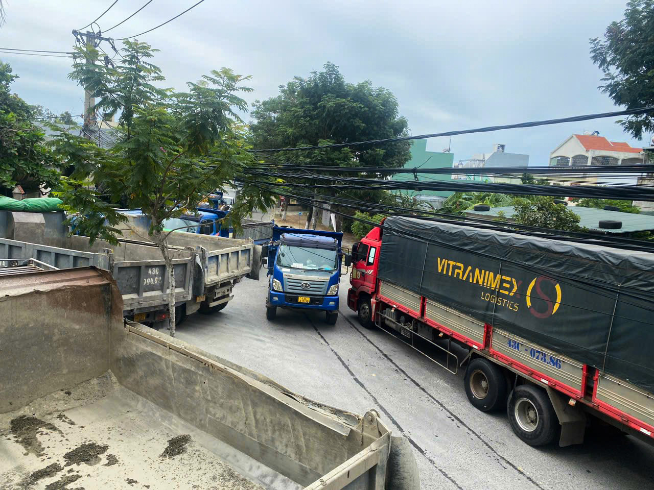 Ghi nhận của Tiền Phong, từng đoàn xe tải, xe ben trọng tải lớn chạy ra vào tại mỏ đá Phước Tường trên đường Lê Trọng Tấn khiến tuyến đường này liên tục ùn tắc, bụi bay mù mịt.