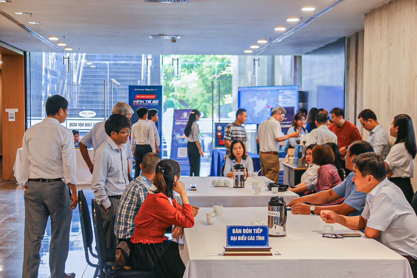 Đúng 7h30, hàng trăm đại biểu từ các tỉnh thành đã có mặt tại Trung tâm Hội nghị tỉnh Bình Định để cùng nhau tham dự Hội thảo Thúc đẩy kinh tế số với mục tiêu cụ thể được đặt ra như thúc đẩy phát triển doanh nghiệp công nghệ số, ứng dụng các nền tảng số trong quản trị, sản xuất.