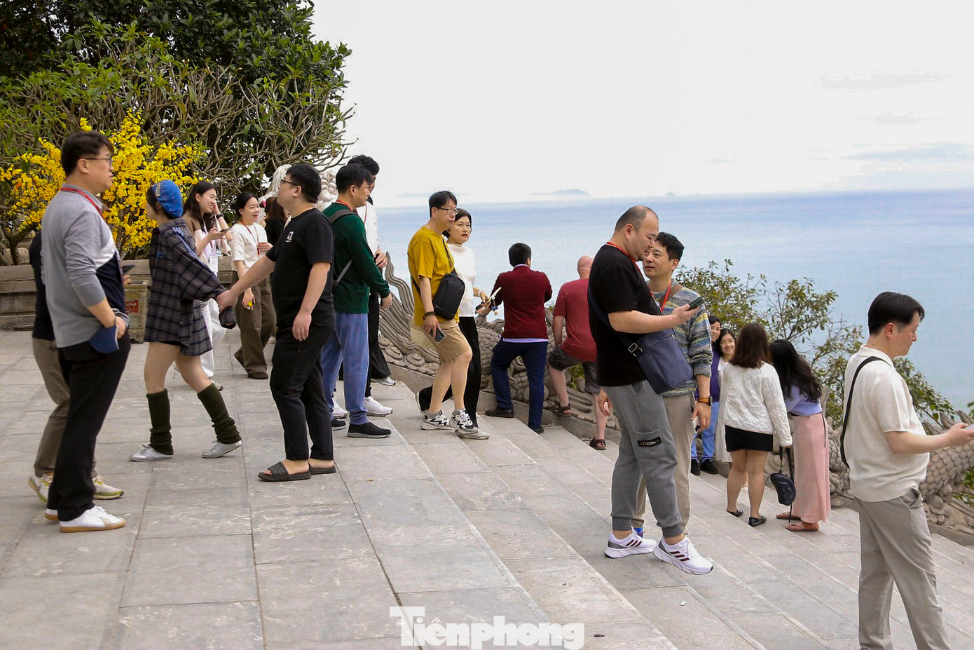 Trong ngày rằm tháng Giêng, hàng nghìn người dân, du khách đã đổ về chùa Linh Ứng Đà Nẵng để tham quan, vui chơi và cầu bình an.