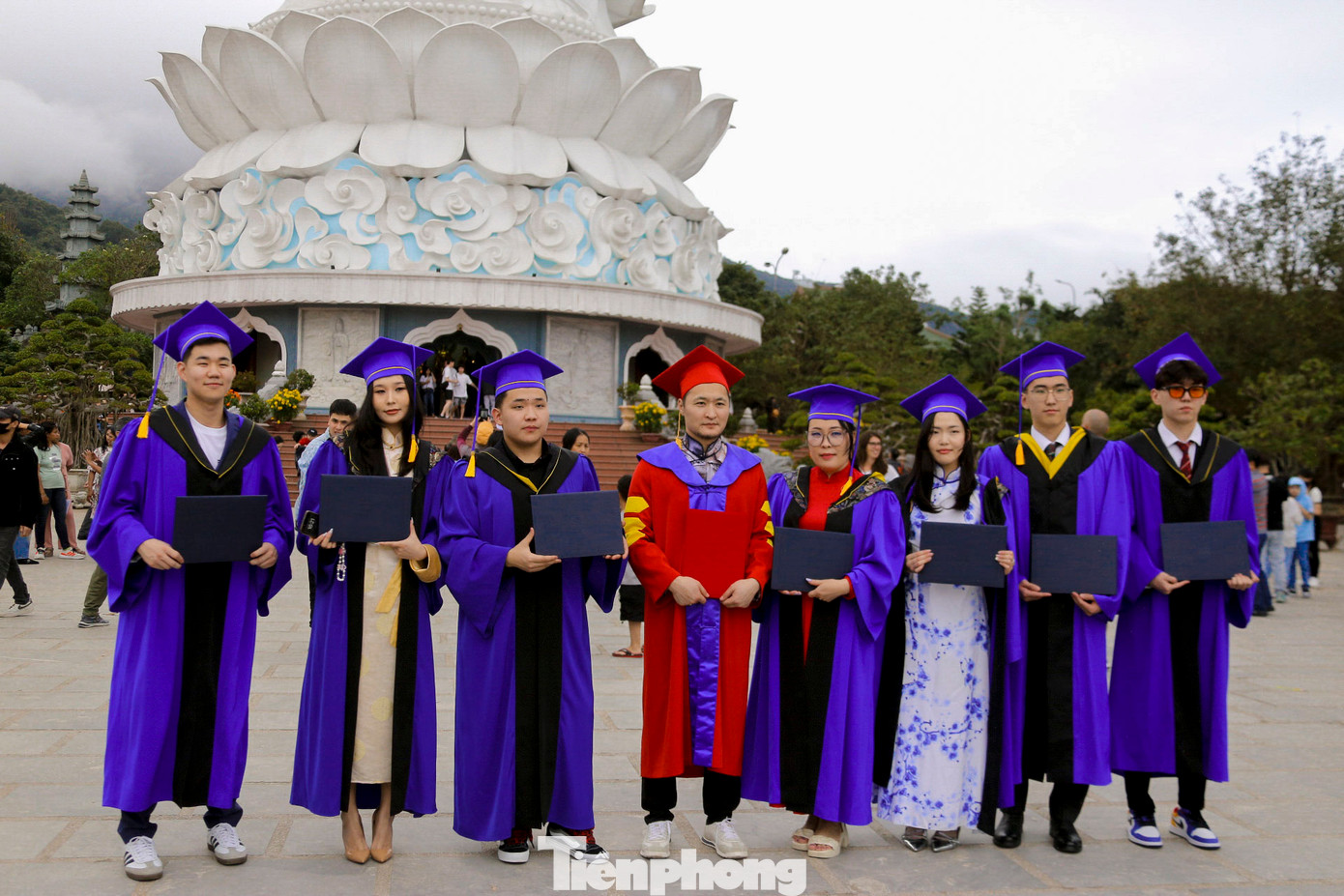 Du khách chụp ảnh lưu giữ kỷ niệm khi đến đây.