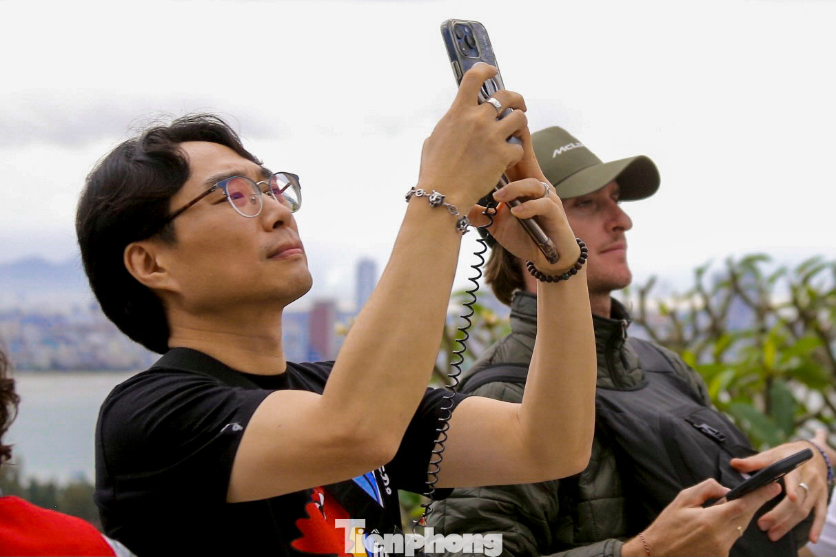 Nhiều du khách nước ngoài thích thú tham quan, chụp hình.