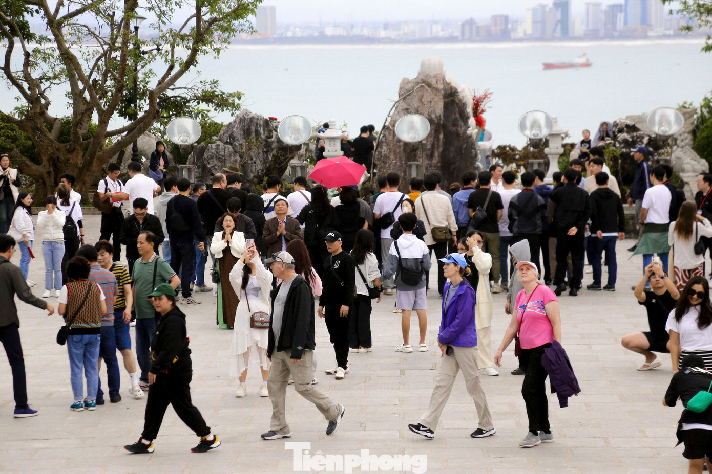 Trong ngày rằm tháng Giêng, hàng nghìn người dân, du khách đã đổ về chùa Linh Ứng Đà Nẵng để tham quan, vui chơi và cầu bình an.