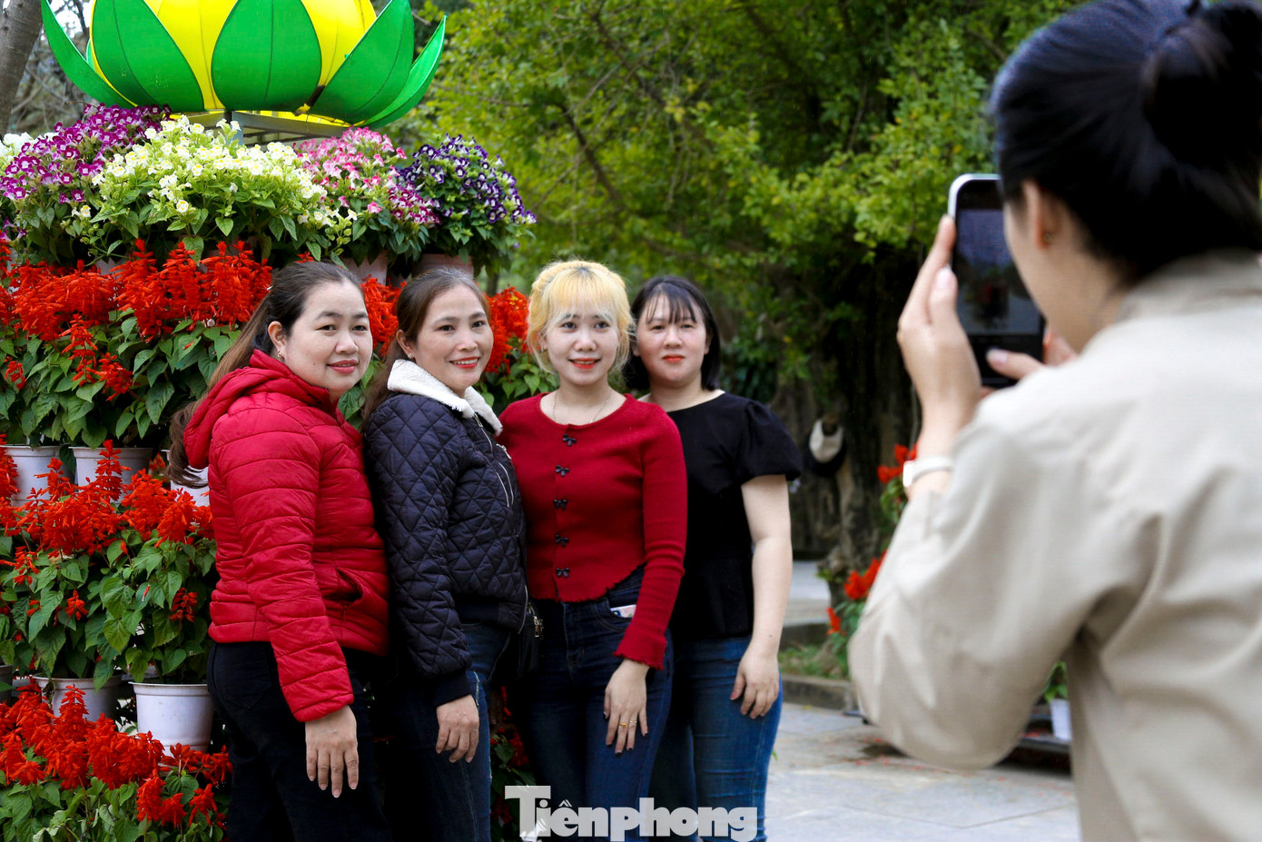 Chị Nguyễn Trà Mi - du khách đến từ Quảng Nam - cho biết: Chị cùng người thân tranh thủ ra Đà Nẵng từ sớm để cầu bình an trong ngày rằm. "Chùa Linh Ứng là nơi linh thiêng nên tôi chọn đến đây để cầu may mắn, bình an cũng như tham quan cảnh đẹp nơi đây. Đến đây mình được hòa mình vào không gian thanh bình, thư giãn với phong cảnh núi rừng và biển cả xung quanh", chị Mi nói.