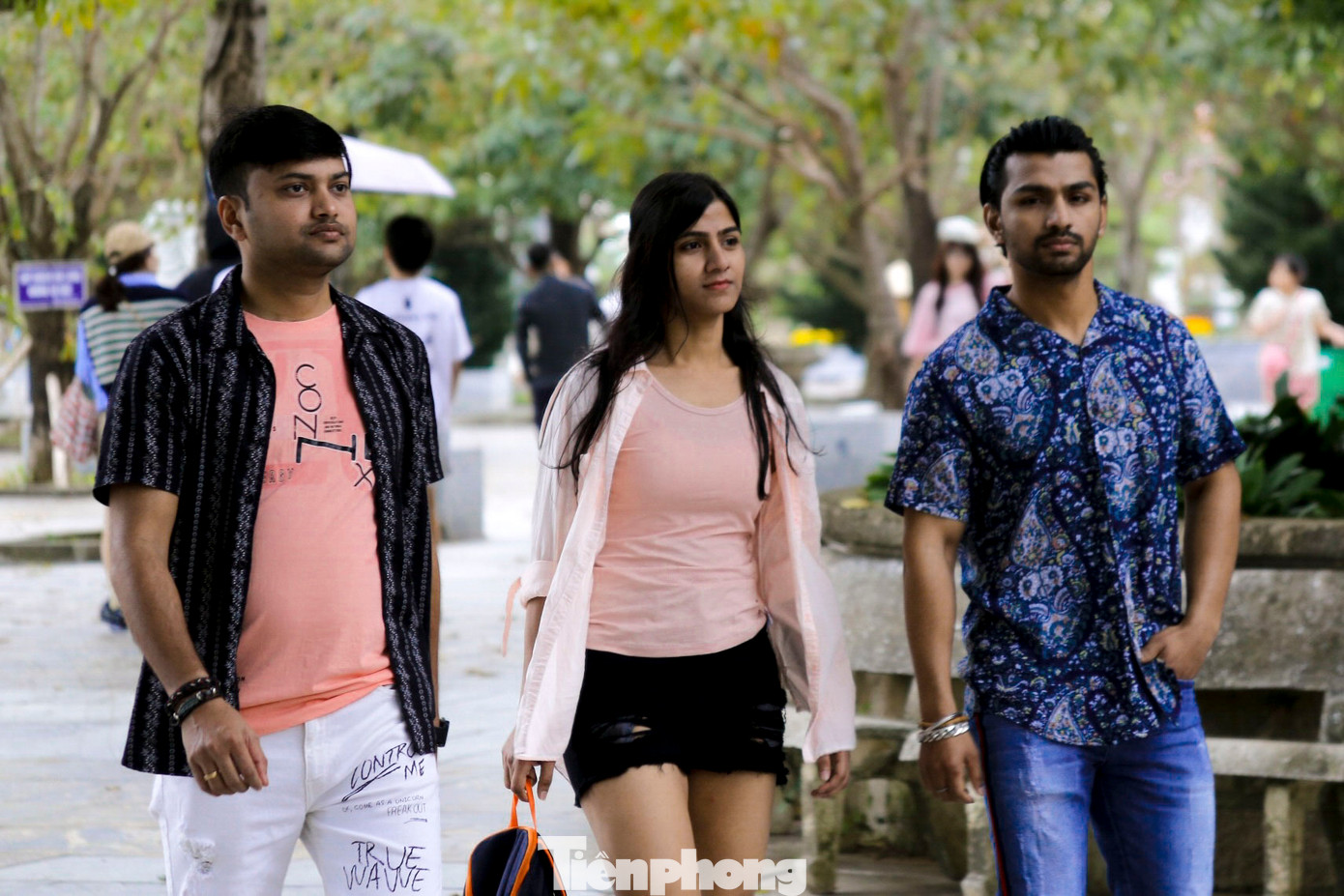 Nhiều du khách nước ngoài thích thú tham quan, chụp hình.