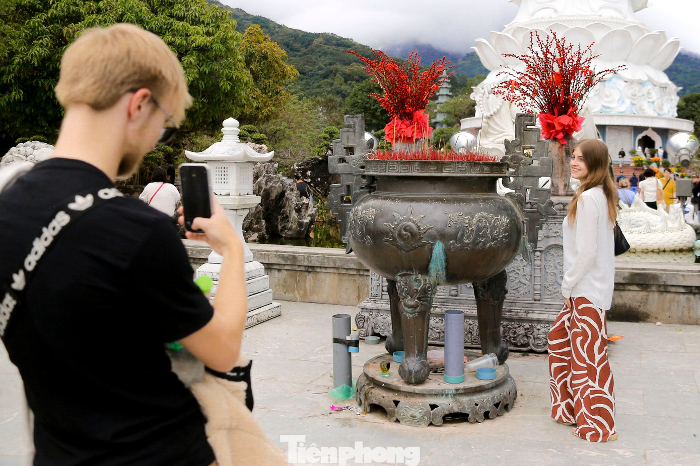 Nhiều du khách nước ngoài thích thú tham quan, chụp hình.