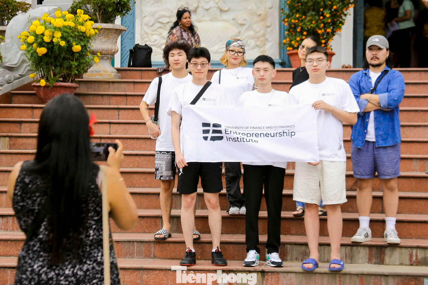 Du khách chụp ảnh lưu giữ kỷ niệm khi đến đây.