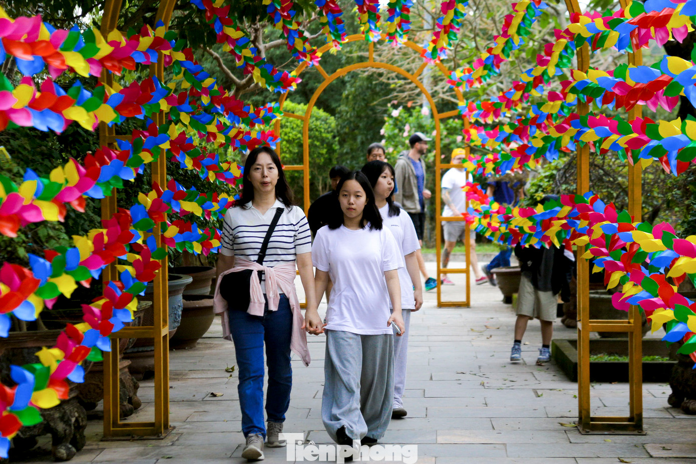 Nhiều du khách nước ngoài thích thú tham quan, chụp hình.