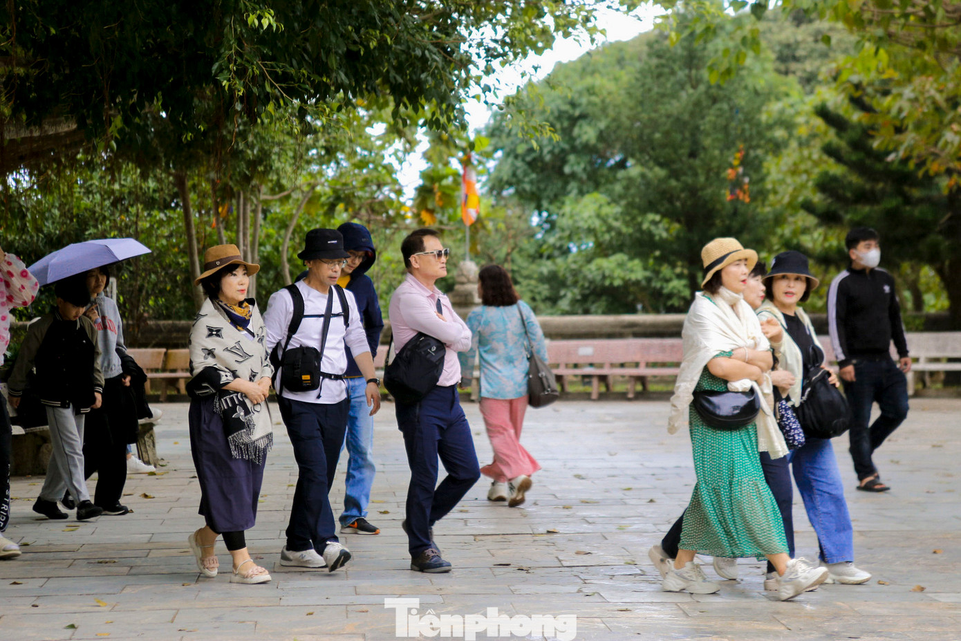 Từng đoàn khách tấp nập đến tham quan, tận hưởng không gian thanh tịnh tại chùa trong ngày rằm.