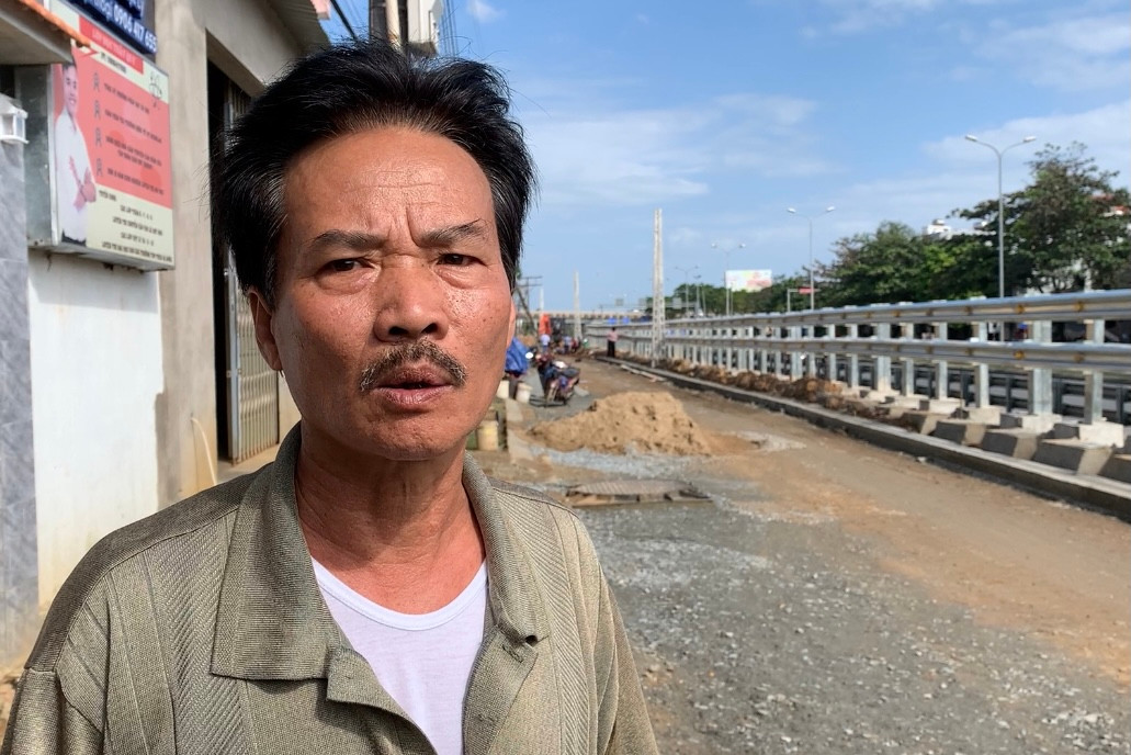 Ông Đặng Phước Chung - Tổ trưởng tổ 19 (phường Hòa Thọ Tây) cho biết: Dự án thực hiện từ đầu năm 2023 đến nay vẫn chưa đâu vào đâu. Hơn 60 hộ dân quanh khu vực này không làm ăn gì được vì cả đoạn đường bùn lầy, khó đi. Bà con mong muốn cơ quan chính quyền nhanh chóng thực hiện dự án, đẩy nhanh tiến độ thi công để người dân sớm ổn định cuộc sống. Ông Đặng Phước Chung - Tổ trưởng tổ 19 (phường Hòa Thọ Tây) cho biết: Dự án thực hiện từ đầu năm 2023 đến nay vẫn chưa đâu vào đâu. Hơn 60 hộ dân quanh khu vực này không làm ăn gì được vì cả đoạn đường bùn lầy, khó đi. Bà con mong muốn cơ quan chính quyền nhanh chóng thực hiện dự án, đẩy nhanh tiến độ thi công để người dân sớm ổn định cuộc sống.