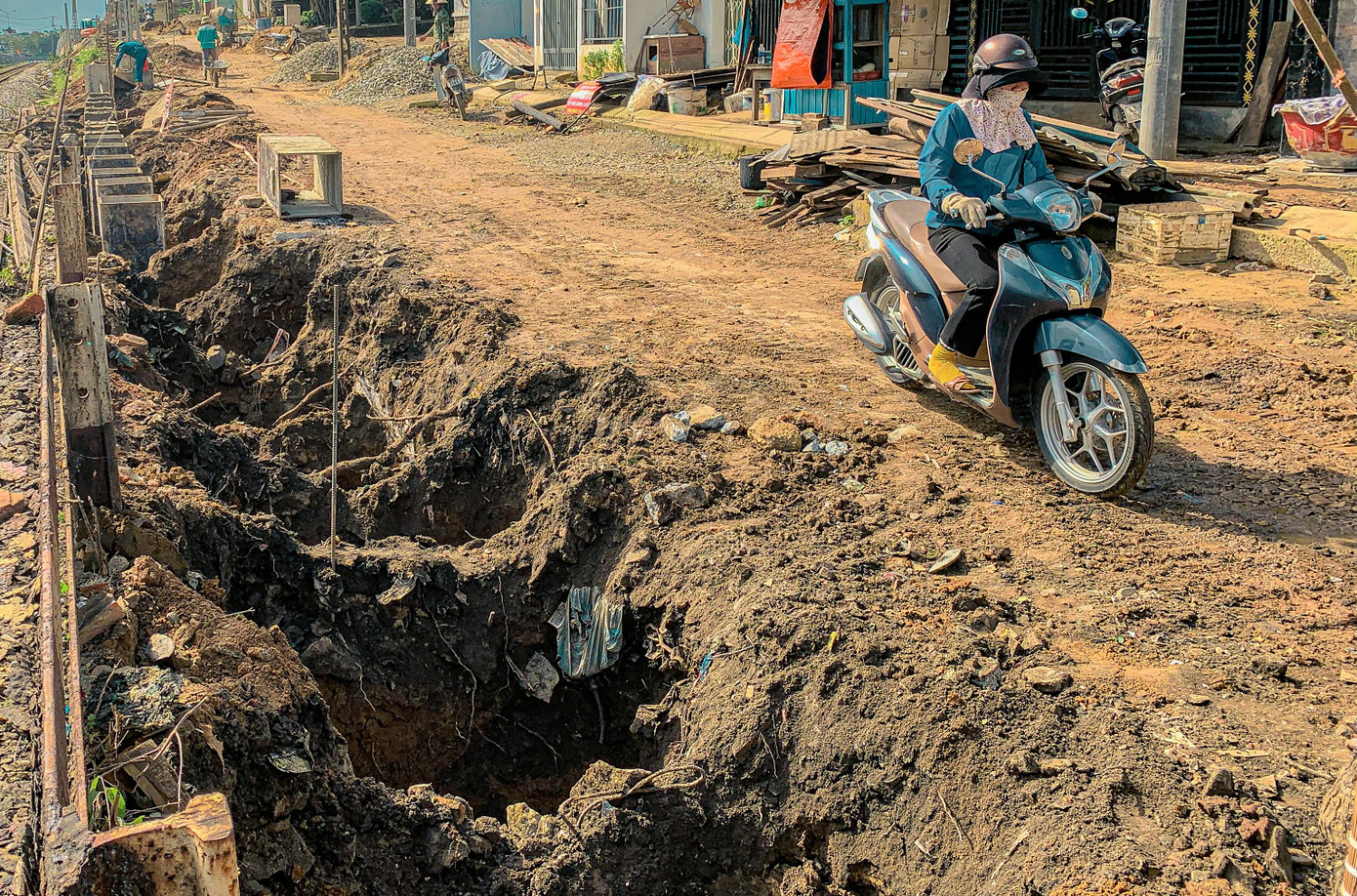 Nhiều hố ga được đào lên rồi để đó gây nguy hiểm cho người dân khi tham gia giao thông qua đoạn đường này. Nhiều hố ga được đào lên rồi để đó gây nguy hiểm cho người dân khi tham gia giao thông qua đoạn đường này.