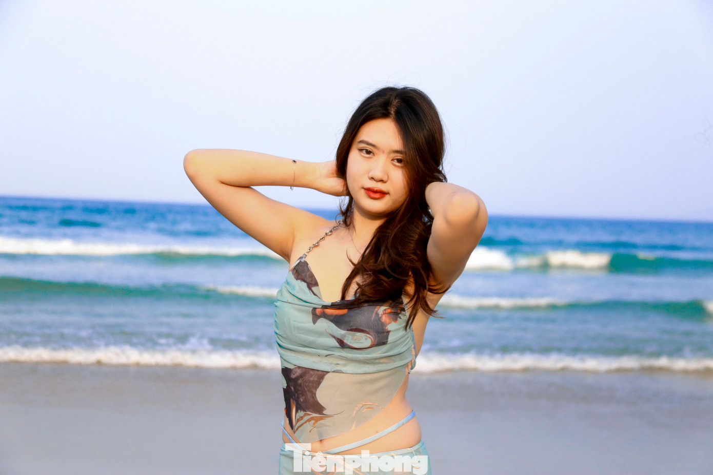 Nhiều bạn trẻ tranh thủ rủ nhau check-in, ghi lại những khoảnh khắc rực rỡ bên bãi biển trong ngày hè sôi động.