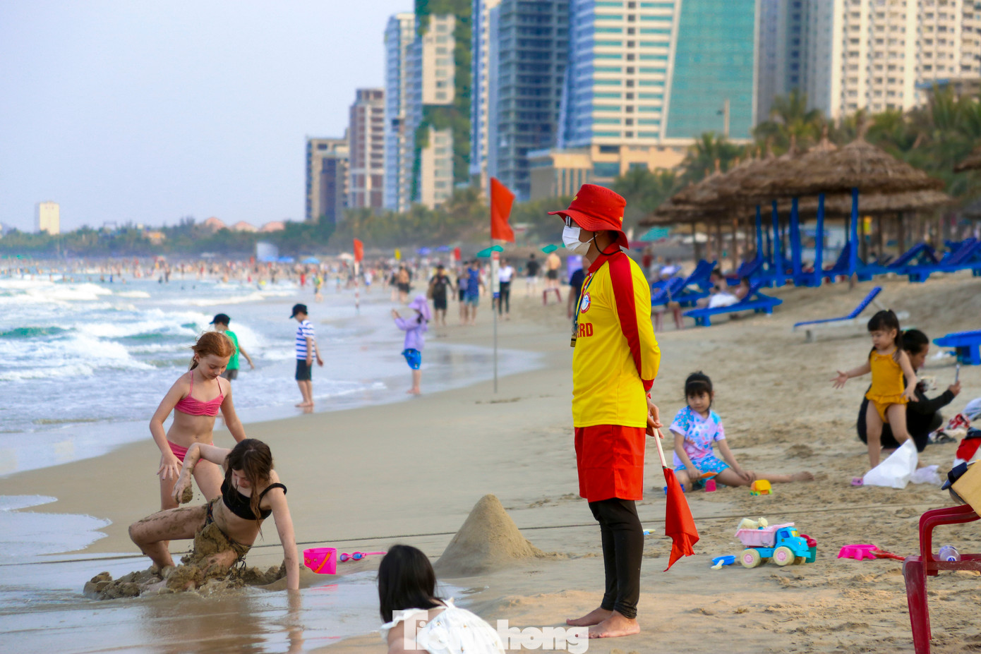 Lực lượng cứu hộ, an ninh túc trực liên tục tại các điểm tắm biển để đảm bảo an toàn cho người dân và du khách.