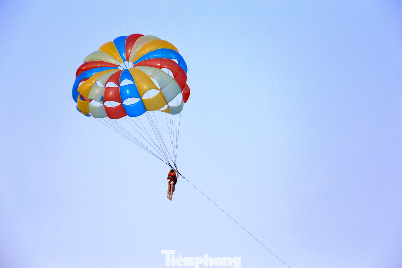 Ngoài các dịch vụ cho thuê đồ tắm biển, du khách còn thích thú tham gia các trò chơi thể thao dưới nước như mô tô nước, kéo dù bay, lướt ván…