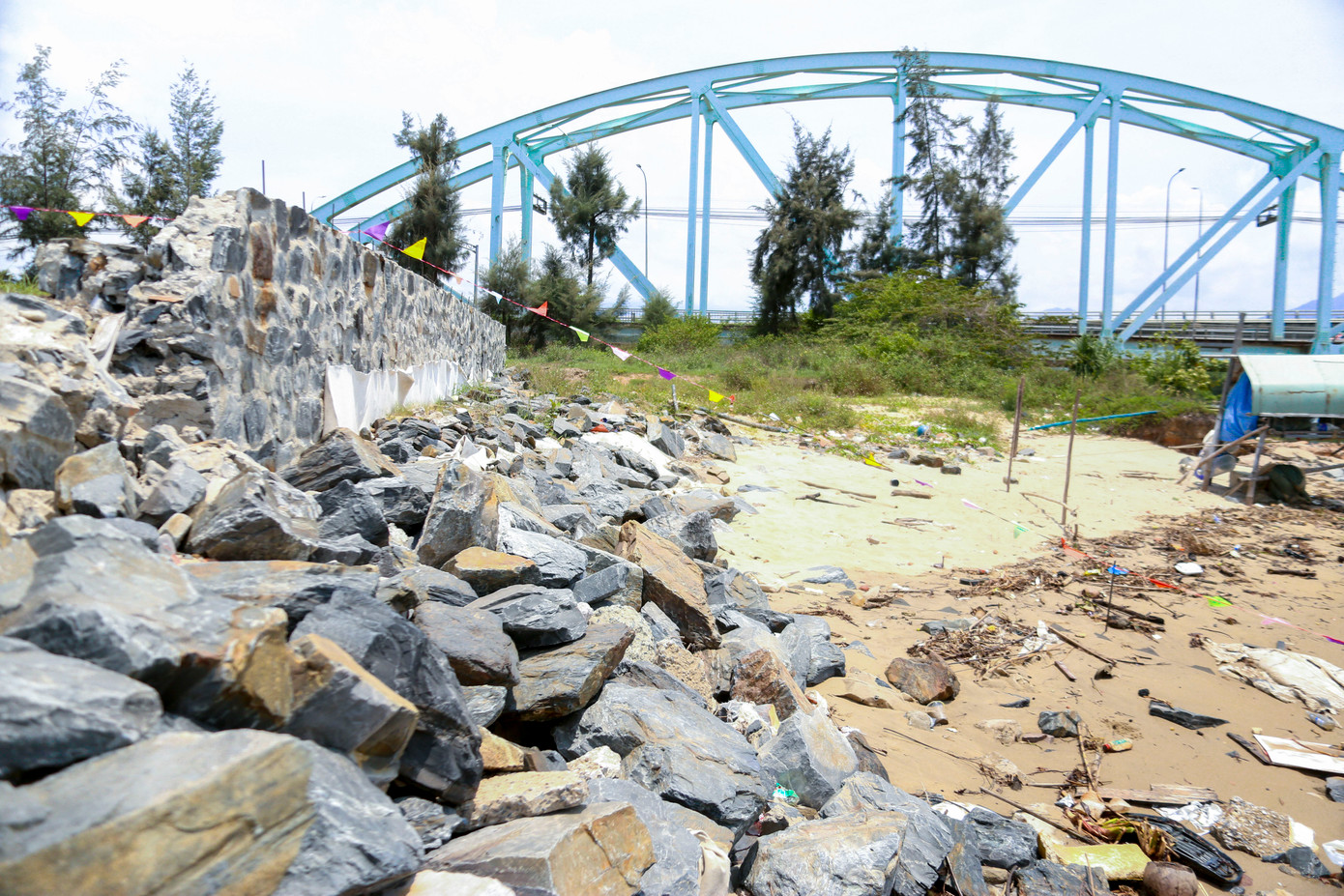 Mới đây, Phó Chủ tịch UBND TP. Đà Nẵng Trần Chí Cường đã ký quyết định ban hành Lệnh xây dựng công trình khẩn cấp: Kè gia cố tạm, bảo vệ khẩn cấp móng cột T57 đường dây trung thế 22kw tại khu vực bờ Nam sông Cu Đê TP. Đà Nẵng. Mục đích của công trình nhằm ứng phó khẩn cấp tình trạng sạt lở, bảo vệ an toàn cho cột điện T57 và khu vực xung quanh, góp phần ổn định khu vực bờ sông, bảo vệ tài sản và tính mạng người dân, hỗ trợ phát triển kinh tế xã hội.